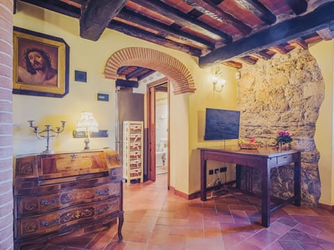 Wall, Furniture, Interior Design, Wood, Flooring, Ceiling, Floor, Lighting, Light Fixture, Room