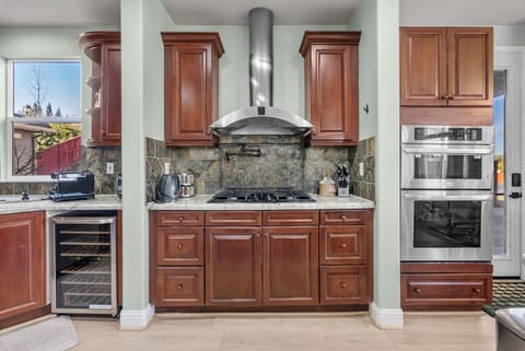 Condiments section, gas range, oven