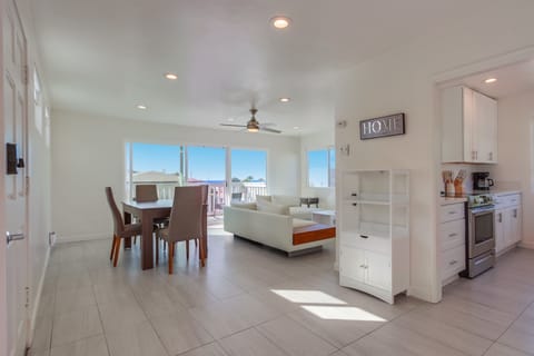 Full view of the kitchen, living rom and dining rom