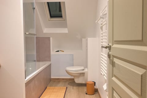 Family Room | Bathroom