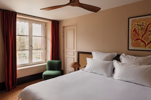 Egyptian cotton sheets, premium bedding, pillowtop beds, desk