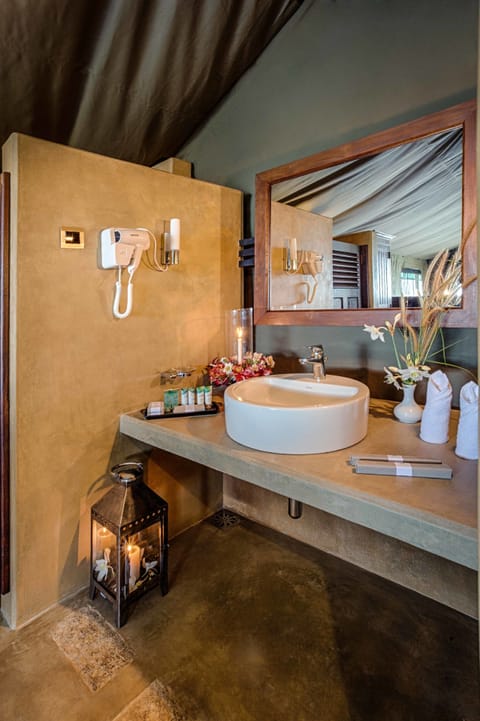 Deluxe Tented Lodge with Mountain View | Bathroom | Shower, free toiletries, hair dryer, bathrobes