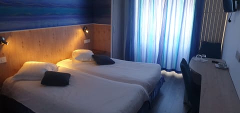 Double Room | Minibar, desk, free WiFi, bed sheets