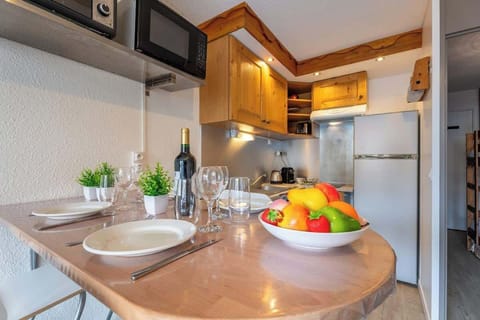 À côté de la cuisine et du salon, très pratique.