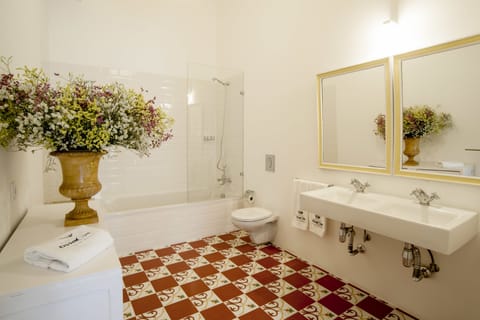 Premium Double or Twin Room | Bathroom | Designer toiletries, hair dryer, towels