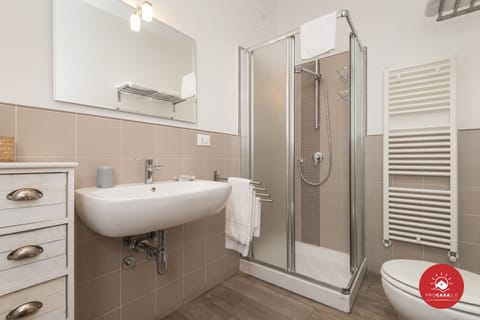 Standard Double Room, 1 King Bed | Bathroom | Shower, free toiletries, hair dryer, bidet