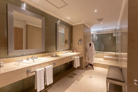 Presidential Suite | Bathroom | Shower, free toiletries, hair dryer, towels