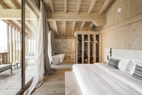 Panoramic Suite, Mountain View | In-room safe, blackout drapes, soundproofing, free WiFi