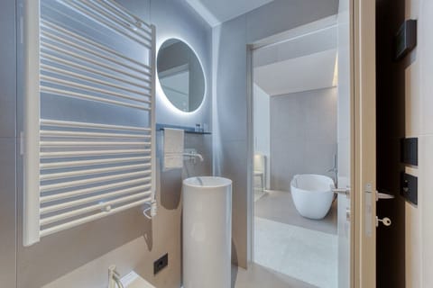 Exclusive Double Room, City View | Bathroom | Hair dryer, towels, soap, shampoo