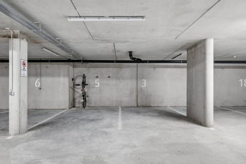 eigener Tiefgaragen-Parkplatz und Fahrradabstellmöglichkeit