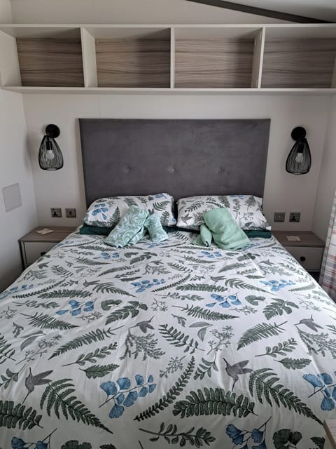 Ensuite ample storage 