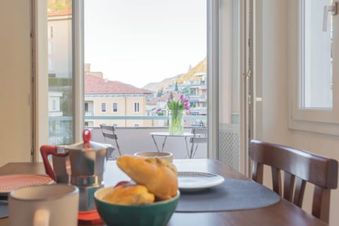 Apartment (1 Bedroom) | Dining room