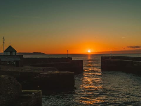 Sky, Water, Water Resources, Afterglow, Horizon, Sunset, Dusk, Orange, Sunrise