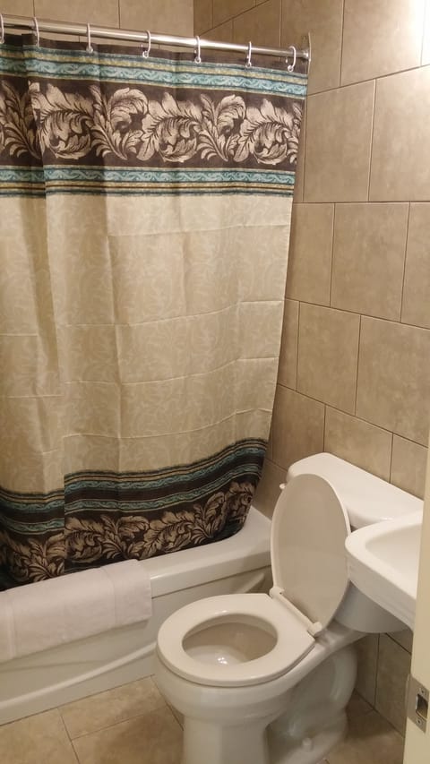 Combined shower/tub, deep soaking tub, free toiletries, towels