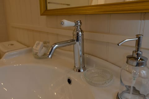 Superior Room, City View | Bathroom | Hair dryer, bathrobes, towels, soap