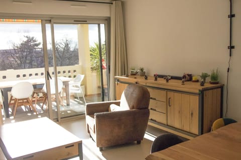 living room, dining room, dining table (2)