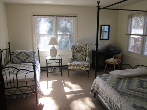 Standard Room, Multiple Beds, Non Smoking | Private kitchen | Oven, toaster oven, paper towels