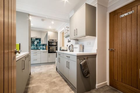 Newly installed kitchen (2023) with all modern and high spec appliances.