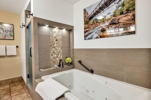 Gifford Suite | Bathroom | Free toiletries, hair dryer, bathrobes, towels