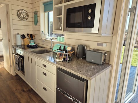 Cabin, 1 Bedroom | Private kitchen | Fridge, microwave, oven, electric kettle