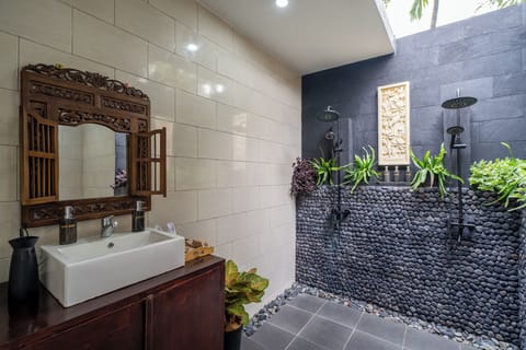 Deluxe Villa, 2 Bedrooms | Bathroom | Bathrobes, slippers