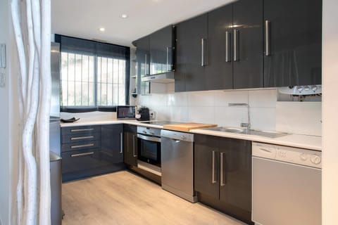 Apartment (2 Bedrooms) | Private kitchen | Fridge, microwave, oven, stovetop