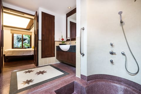 Deluxe Room | Bathroom | Combined shower/tub, free toiletries, hair dryer, bathrobes