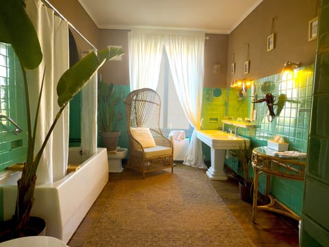 Premium Double Room, Ensuite, City View (Capitaine Lala Saul) | Bathroom