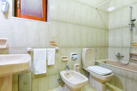 Comfort Townhome, Non Smoking, Garden View | Bathroom shower