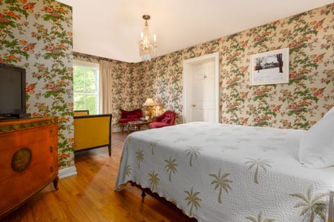 Classic Single Room, 1 Queen Bed | Individually decorated, individually furnished, iron/ironing board
