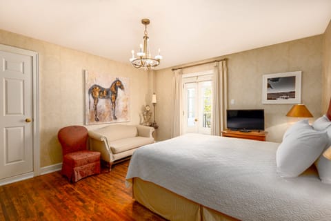 Deluxe Room, 1 Queen Bed, Lake View (West Room) | Individually decorated, individually furnished, iron/ironing board