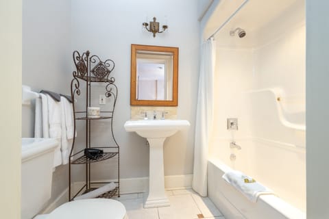 Deluxe Room, 1 Queen Bed, Lake View (West Room) | Bathroom | Combined shower/tub, free toiletries, hair dryer, towels