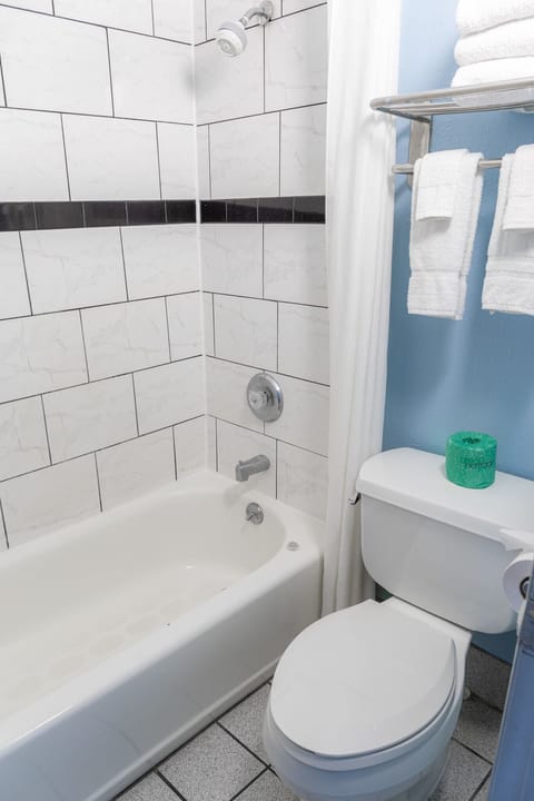 Standard Double Room, Non Smoking | Bathroom | Combined shower/tub, free toiletries, towels