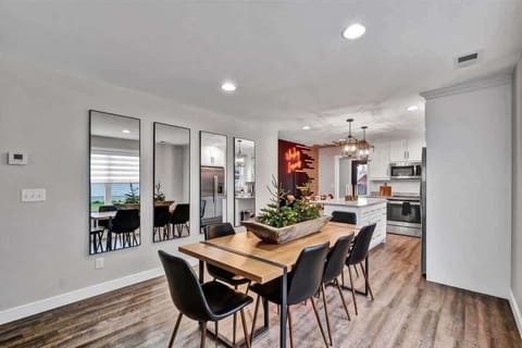 Kitchen: Sunny mornings, cozy dinners, a bright and beautiful dining space!