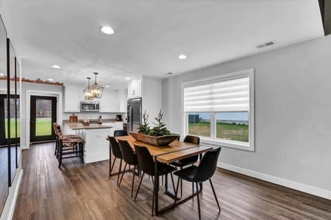 Kitchen: A dining area made for gathering!