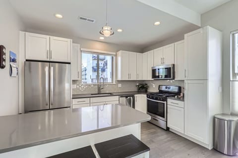 And seating for four at the kitchen peninsula.