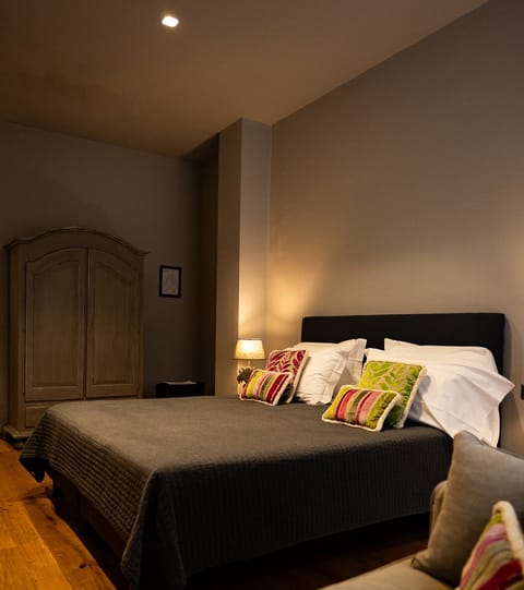Deluxe Double Room | 1 bedroom, in-room safe, blackout drapes, soundproofing