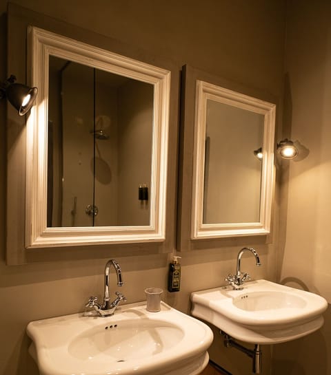 Deluxe Double Room | Bathroom | Separate tub and shower, free toiletries, hair dryer, slippers