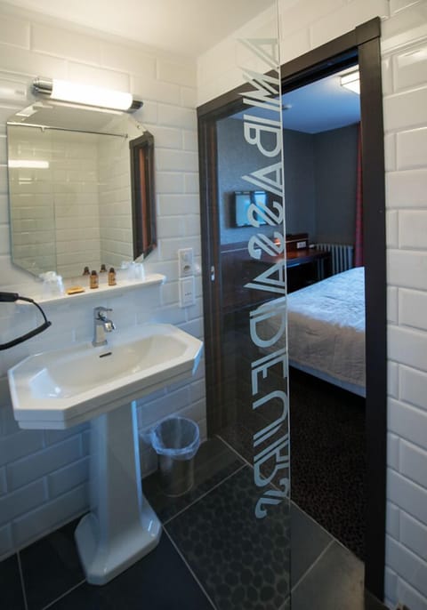 Standard Double or Twin Room, Ocean View | Bathroom | Shower, free toiletries, hair dryer, towels