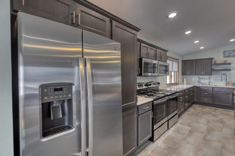 Family Quadruple Room | Private kitchen | Fridge, microwave, oven, stovetop