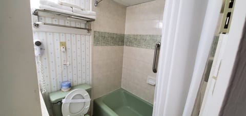 Family Room, Kitchen | Bathroom | Combined shower/tub, hair dryer, towels, soap