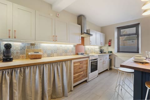 Cottage | Private kitchen | Coffee/tea maker, electric kettle, toaster, dining tables