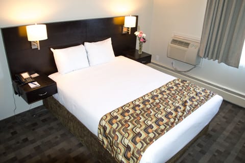 Deluxe Room, 2 Queen Beds | In-room safe, desk, blackout drapes, soundproofing