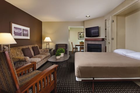 Deluxe Condo, 2 Bedrooms, Kitchen | Living room | TV, DVD player, iPod dock