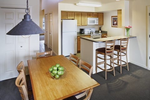 Standard Condo, 1 Bedroom | In-room dining