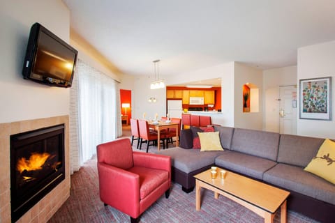 Suite, 1 Double Bed | Living area | Smart TV, Netflix