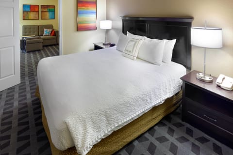 Premium bedding, in-room safe, desk, laptop workspace