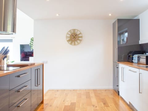 Interior Design, Furniture, Cabinetry, Flooring, Countertop, Floor, Wood, Ceiling, Kitchen, Drawer