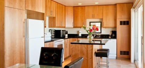 Room 5 3Bdr (Premier Penthouse, Ocean View)  | Private kitchen | Full-size fridge, microwave, oven, stovetop