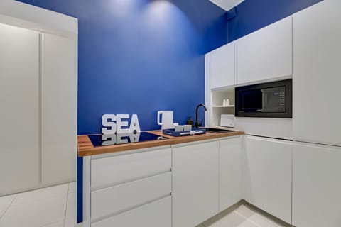 Comfort Apartment | Private kitchen | Electric kettle, toaster